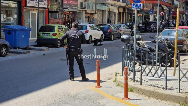 ΤΩΡΑ-ΒΙΝΤΕΟ-Θεσσαλονίκη: Συναγερμός για 20χρονο που πετάει αντικείμενα στον δρόμο από μπαλκόνι