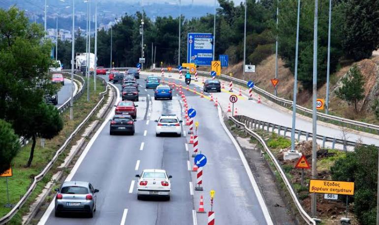Θεσσαλονίκη: Μεταλλική δοκός έπεσε στον Περιφερειακό - Κυκλοφοριακό «έμφραγμα» στα δύο ρεύματα