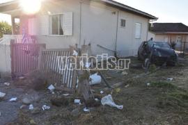 BINTEO-ΙΧ έσπασε την περίφραξη και «μπήκε» σε αυλή μονοκατοικίας – Στο νοσοκομείο ο οδηγός