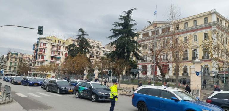 Θεσσαλονίκη: «Χειρόφρενο» από τα ταξί – 24ωρη απεργία και μηχανοκίνητη πορεία σε αεροδρόμιο «Μακεδονία» και ΥΜΑΘ