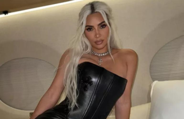 Kim Kardashian: Πάει βόλτα με το κότερο αξίας 95 εκατ. δολαρίων και μας δείχνει και το στήθος της…