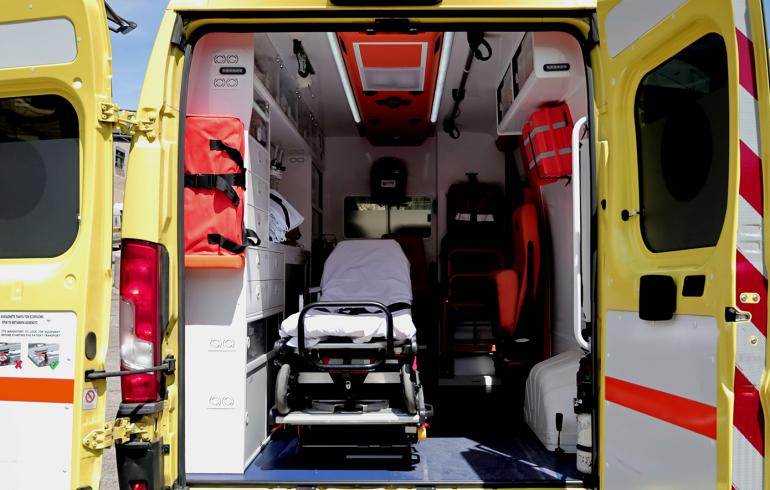 Χαλκιδική: Μεταφορά νεφροπαθούς εν μέσω βροχής από το Νοσοκομείο Πολυγύρου στη Μονάδα Τεχνητού Νεφρού – Δείτε βίντεο