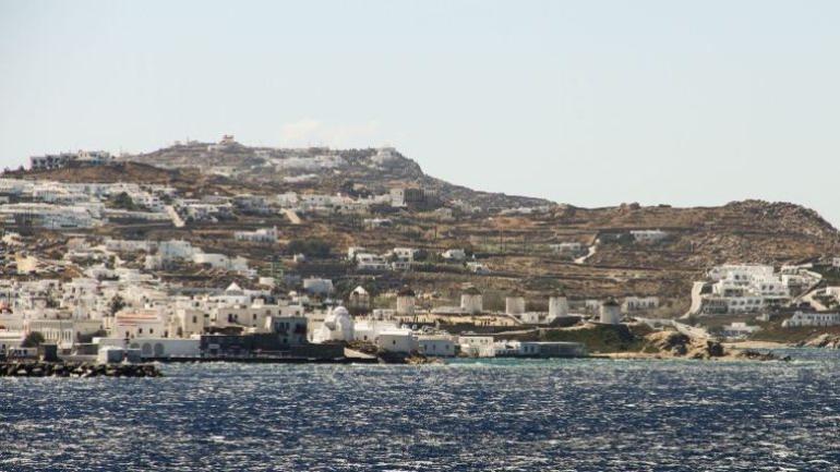 Μύκονος: Σφραγίστηκε η Πολεοδομία – Ξεκινούν αύριο σαρωτικοί έλεγχοι από ειδικό κλιμάκιο που μεταβαίνει στο νησί