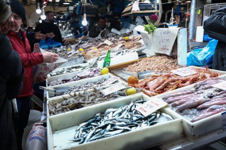 Γεμίζουν ξανά οι πάγκοι στις ιχθυαγορές μετά την αναστολή των κινητοποιήσεων