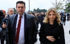 ΒΙΝΤΕΟ-Στην κηδεία του Βασίλη Καλογήρου η Μαρία Καρυστιανού – “Ένιωσα ότι έπρεπε να βρίσκομαι εδώ”