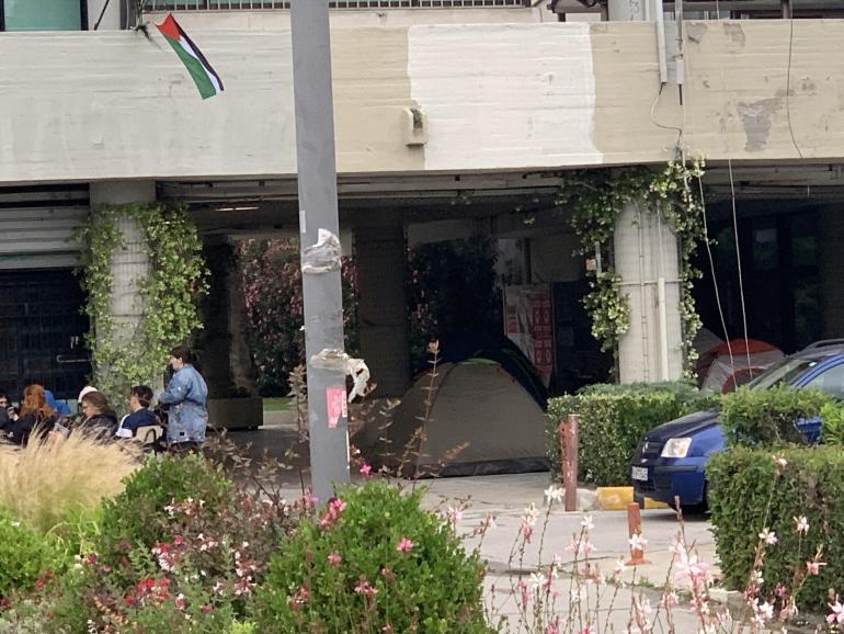 ΑΠΘ: Φοιτητές έστησαν αντίσκηνα έξω από την πρυτανεία (video)
