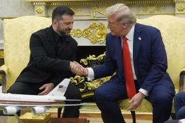 FT: Το Κίεβο θα αγοράσει από τις ΗΠΑ όπλα αξίας $100 δισ. με αντάλλαγμα τις εγγυήσεις ασφαλείας