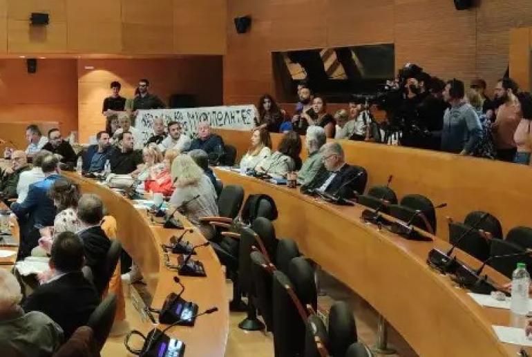 Θεσσαλονίκη: Παράνομοι μικροπωλητές εισέβαλαν στο δημοτικό συμβούλιο