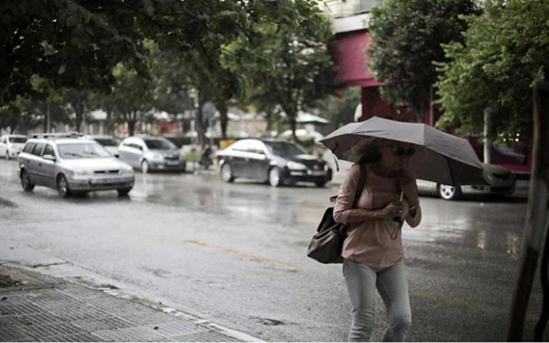 Καταιγίδες με κεραυνούς και χαλάζι φέρνει η τριήμερη κακοκαιρία