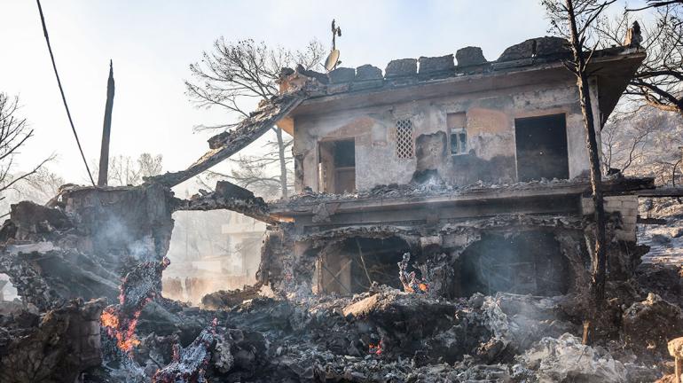 Φωτιές στη Σαλαμίνα: Δύο νεκροί, 10 τραυματίες και τεράστιες καταστροφές - Μάχη με τις διάσπαρτες εστίες