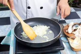 Πώς μπορείτε να κάνετε κάθε τηγάνι αντικολλητικό