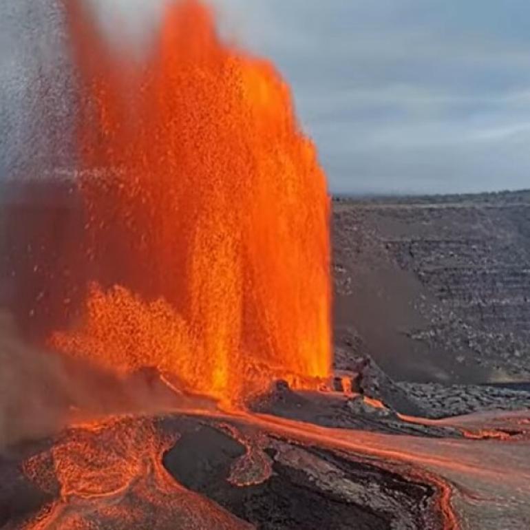 ΒΙΝΤΕΟ-Χαβάη: Η εντυπωσιακή έκρηξη του ηφαιστείου Κιλαουέα – Η λάβα εκτοξεύτηκε πάνω από 120 μέτρα