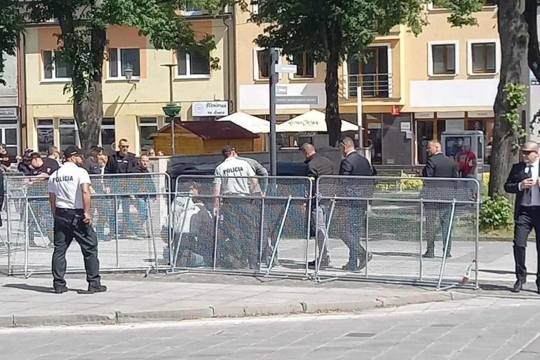 Πυροβόλησαν τον πρωθυπουργό της Σλοβακίας Ρόμπερτ Φίτσο (VIDEO)