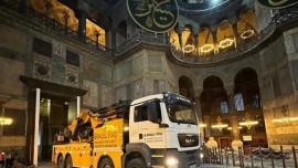 Αγιά Σοφιά: Γερανοί και φορτηγά μέσα στο μνημείο λόγω… αναστήλωσης – Οι αντιδράσεις και η απάντηση του τουρκικού υπουργείου