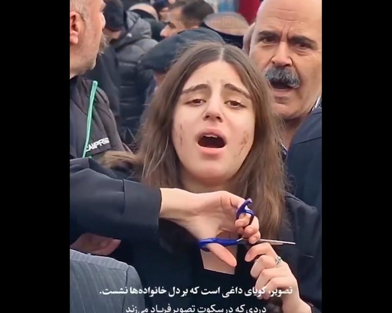 Νεαρή κόβει τα μαλλιά της στην κηδεία της 21χρονης αδελφής της που σκοτώθηκε σε διαδήλωση στο Ιράν – Δείτε το βίντεο