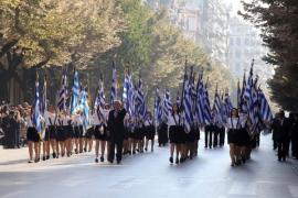 Νέοι Επιβάτες: Έβγαλαν κοριτσάκι από την παρέλαση γιατί δεν ενέκριναν την αμφίεσή του