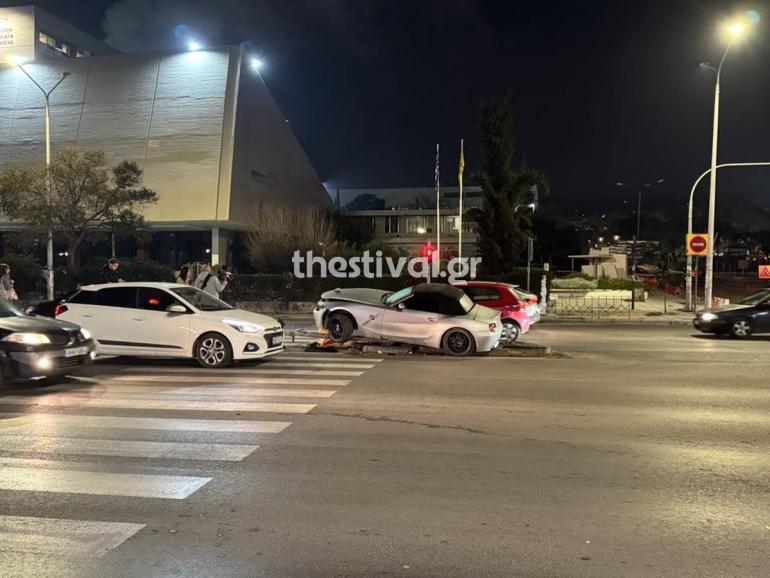 Θεσσαλονίκη: Αυτοκίνητο καρφώθηκε σε φανάρι έξω από τη ΔΕΘ