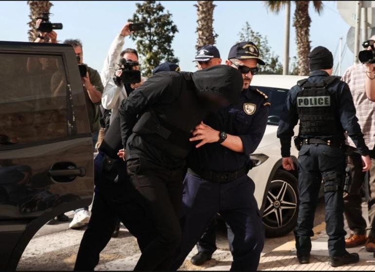 Με κουκούλα και αλεξίσφαιρο στον ανακριτή ο 20χρονος που σκότωσε τον 27χρονο στον Άγιο Δημήτριο