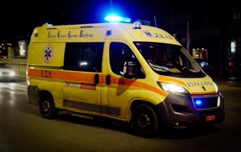 Θεσσαλονίκη: ΙΧ προσέκρουσε σε φανάρι και το ξήλωσε – Στο νοσοκομείο η οδηγός