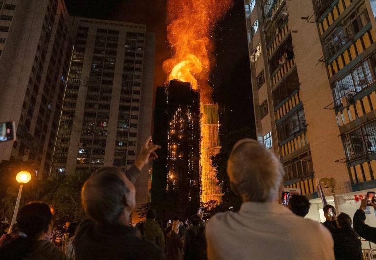 Τραγωδία στο Χονγκ Κονγκ: Στους 44 οι νεκροί και εκατοντάδες οι αγνοούμενοι από την πυρκαγιά στους ουρανοξύστες
