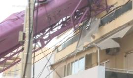 Περιστέρι: Γερανοφόρο όχημα παρέσυρε ηλεκτροφόρα καλώδια και έπεσε σε πολυκατοικία
