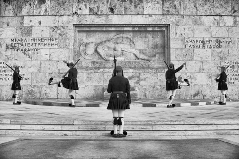 Άγνωστος Στρατιώτης: Μήνυση Δούκα για την ανάθεση της καθαριότητας σε ιδιώτη