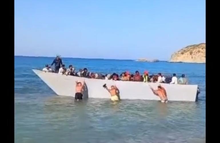 Βίντεο: Λουόμενοι στη Γαύδο σπρώχνουν στα ανοιχτά βάρκα με μετανάστες