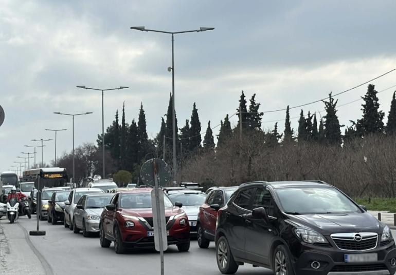 Θεσσαλονίκη: Κυκλοφοριακό σοκ στη Λαγκαδά - Ουρές χιλιομέτρων λόγω βλάβης σε αγωγό ύδρευσης (BINTEO)