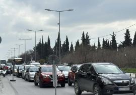 Θεσσαλονίκη: Κυκλοφοριακό σοκ στη Λαγκαδά - Ουρές χιλιομέτρων λόγω βλάβης σε αγωγό ύδρευσης (BINTEO)