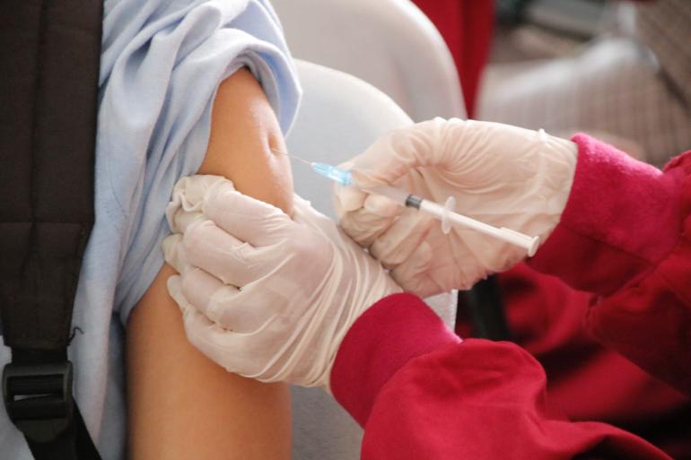 AstraZeneca για το εμβόλιο: «Μπορεί να προκαλέσει παρενέργειες»