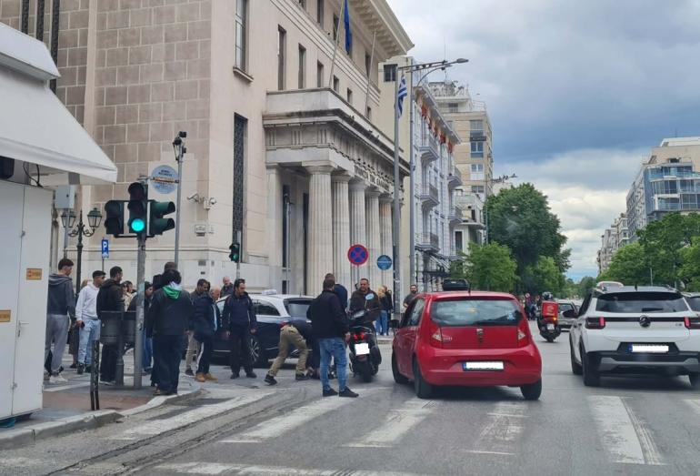 Θεσσαλονίκη: Τροχαίο ατύχημα με μηχανή και ΙΧ στο κέντρο της πόλης