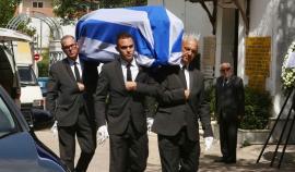 Συγκίνηση στην κηδεία του Πέτρου Μολυβιάτη (ΦΩΤΟ)