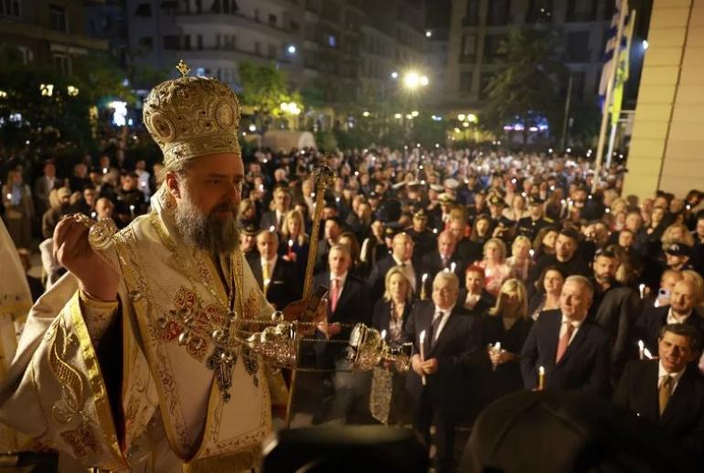 Θεσσαλονίκη: Με λαμπρότητα το «Χριστός Ανέστη» σε κάθε γωνιά της πόλης