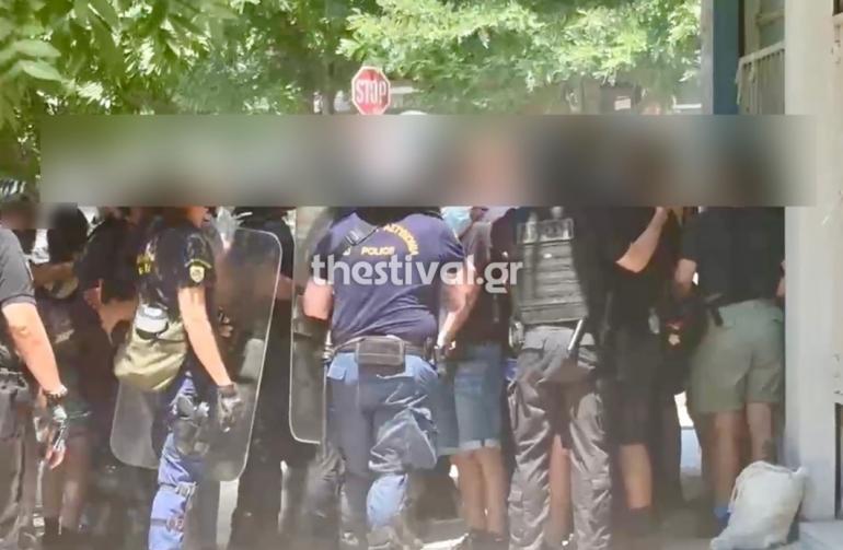 Εμπρηστική επίθεση με γκαζάκια στη Θεσσαλονίκη: Μια σύλληψη και 18 προσαγωγές για την ένταση στα δικαστήρια