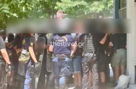 Εμπρηστική επίθεση με γκαζάκια στη Θεσσαλονίκη: Μια σύλληψη και 18 προσαγωγές για την ένταση στα δικαστήρια