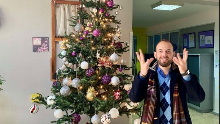 Φιλόλογος έμαθε σε μαθητές το τραγούδι «Ω έλατο» στη νοηματική