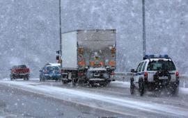 Ακινητοποιημένες 80 νταλίκες στο Δερβένι Θεσσαλονίκης - «Δεν μας αφήνουν να φύγουμε εδώ και 32 ώρες»