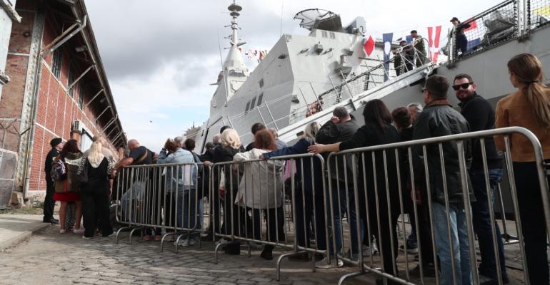 Νέες ουρές σήμερα για τη φρεγάτα «Κίμων», συνεχίζεται η κοσμοσυρροή στο λιμάνι της Θεσσαλονίκης