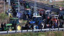Αγροτικά μπλόκα: Κλειστή παραμένει η εθνική οδός Αθηνών – Θεσσαλονίκης – Το Σάββατο η κρίσιμη πανελλαδική σύσκεψη στη Νίκαια