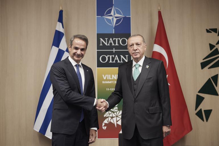Σύντομη συνομιλία Μητσοτάκη – Ερντογάν στο περιθώριο της Συνόδου του ΝΑΤΟ στη Χάγη
