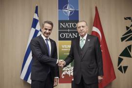 Σύντομη συνομιλία Μητσοτάκη – Ερντογάν στο περιθώριο της Συνόδου του ΝΑΤΟ στη Χάγη