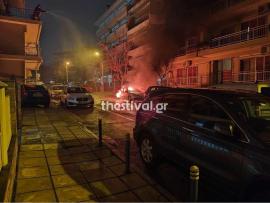 Θεσσαλονίκη: Πυρκαγιά σε αυτοκίνητο και μοτοσικλέτα σε δρόμο της Καλαμαριάς