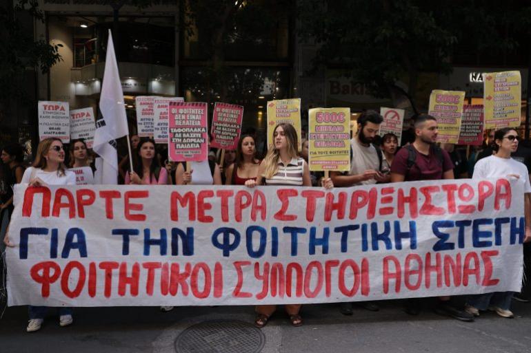 Φοιτητές έστησαν σκηνές έξω από το ΥΠΟΙΚ – Ζητούν πλαφόν στα ενοίκια, περισσότερες εστίες, άρθρο 16 και στήριξη πρωτοετών