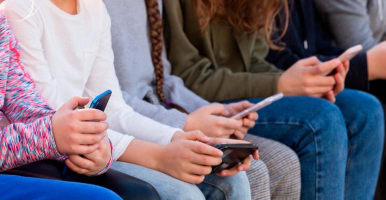 Στις 11:00 η στρατηγική της κυβέρνησης για προστασία ανηλίκων από την έκθεση στο διαδίκτυο