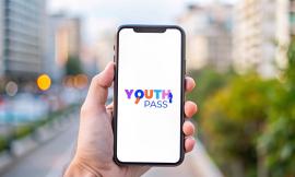 Youth Pass: Δεκάδες χιλιάδες νέοι έχουν κάνει αίτηση για την ψηφιακή χρεωστική κάρτα των €150