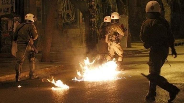 Άγνωστοι έβαλαν φωτιά σε κάδους στο κέντρο της Θεσσαλονίκης