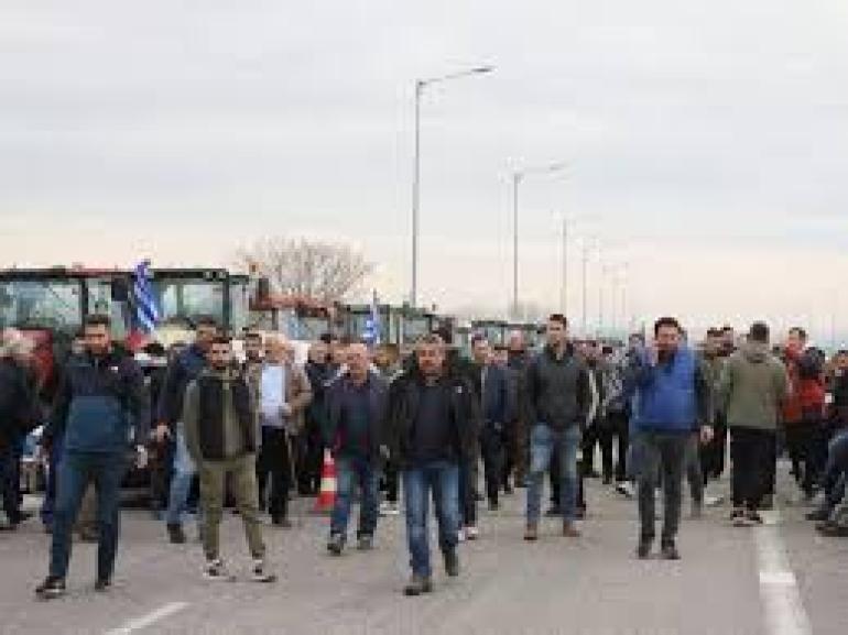 ΠΡΙΝ ΑΠΟ ΛΙΓΟ-Αγρότες: Έκλεισαν τα τελωνεία Προμαχώνα και Ευζώνων