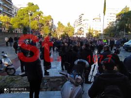 Με το «νύχτα ξελογιάστρα» το τελευταίο αντίο στο Βασίλη Καρρά - Ολοκληρώθηκε το λαϊκό προσκύνημα