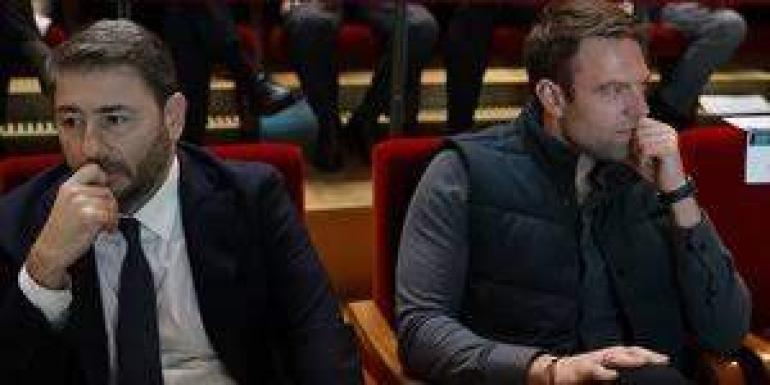 Η παγωμένη συνάντηση Κασσελάκη-Ανδρουλάκη στο «Σταύρος Νιάρχος», σε απονομή βραβείων