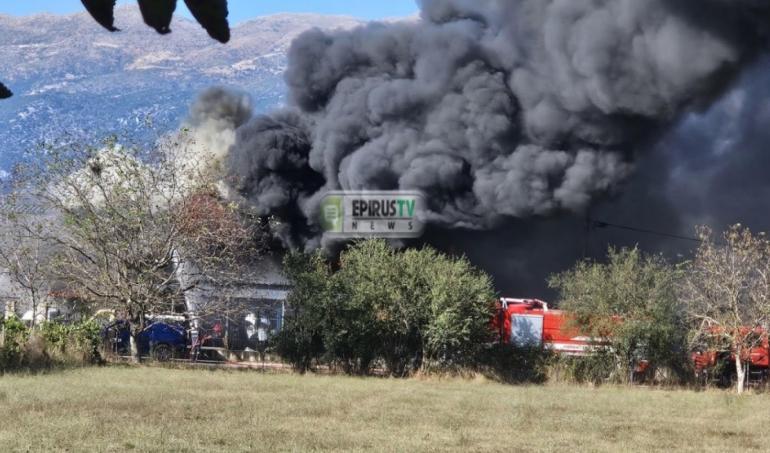 Φωτιά σε εργοστάσιο ανακύκλωσης οχημάτων στη Μπάφρα Ιωαννίνων, ένας τραυματίας (ΦΩΤΟ)